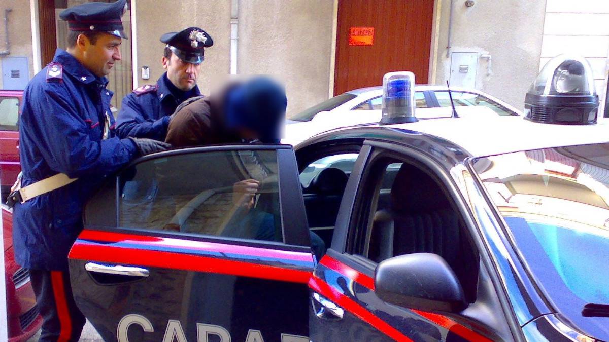 Rubavano ortaggi nei campi, arrestati due carabinieri