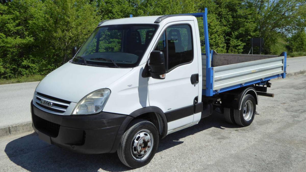 Caserta. Acquistava Iveco Daily rubati per rivenderli a pezzi di ricambio. Preso scafatese