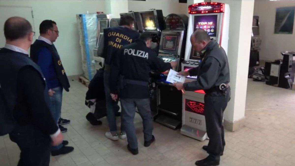 STRETTA AL CLAN BELFORTE | Sequestrate 127 slot machine di gestori affiliati