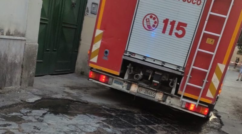 Domato un incendio nei vicoli del centro storico