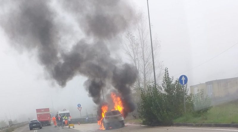 Macchina a fuoco, nei pressi dello svincolo per Nocelleto di Carinola