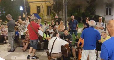 Persone anziane improvvisano concerto in Piazza per dire no alla criminalita’