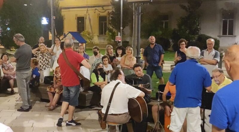 Persone anziane improvvisano concerto in Piazza per dire no alla criminalita’