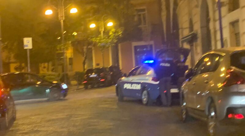 Le foto. Movida violenta. Forze dell’ordine presidiano il centro