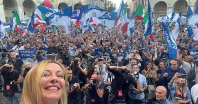 Politiche 2022.. F.lli d’ Italia riempie p.zza Margherita di Caserta, qualche contestazione