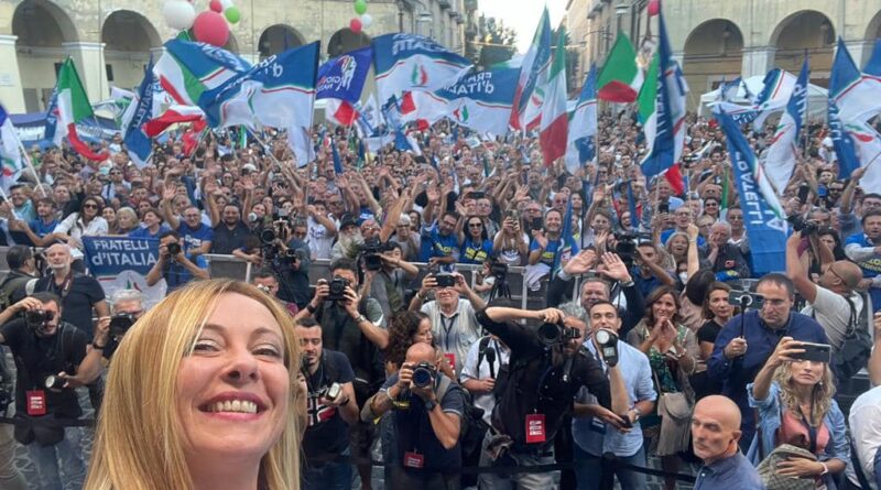 Politiche 2022.. F.lli d’ Italia riempie p.zza Margherita di Caserta, qualche contestazione