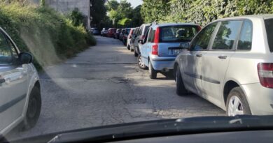 Sosta selvaggia in Via Gandhi. La segnalazione