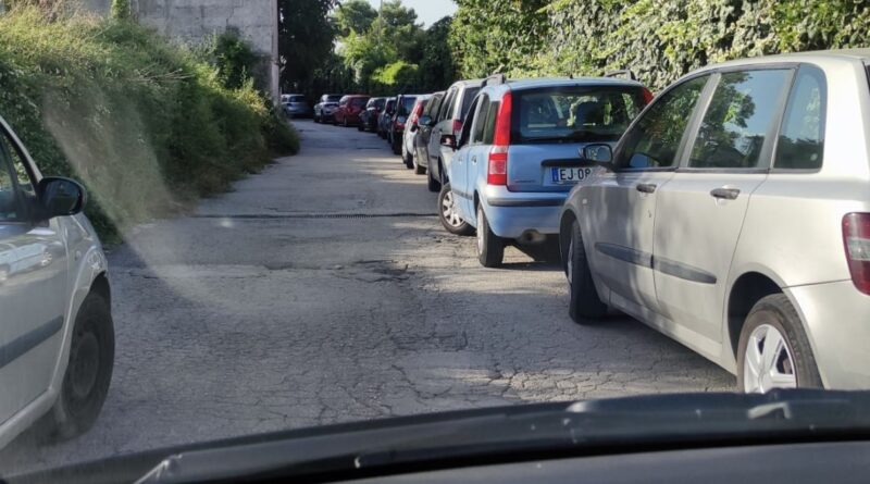 Sosta selvaggia in Via Gandhi. La segnalazione