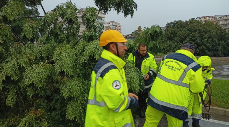 ( TUTTE LE FOTO)Emergenza Temporali . Pronta L’ ordinanza per la chiusura delle scuole