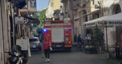 Ultim’ ora Via San Carlo palazzo pericolante ma i Vigili del Fuoco non possono intervenire per auto in divieto di sosta