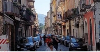 Ultim’ora . E’ caos in Via San Carlo auto parcheggiate ovunque . La protesta dei commercianti e residenti della strada