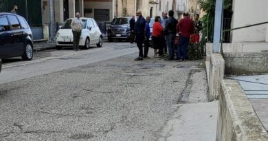 Uomo cade a terra mentre fa giardinaggio. Forte ritardo nei soccorsi