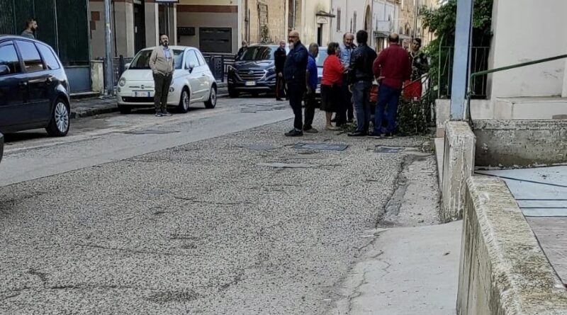 Uomo cade a terra mentre fa giardinaggio. Forte ritardo nei soccorsi