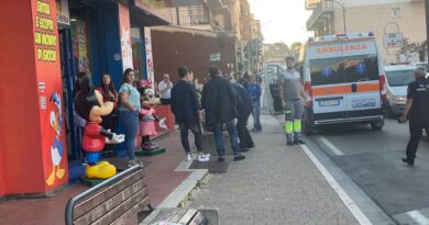 Uomo si accascia in strada. Forti ritardi nei soccorsi.