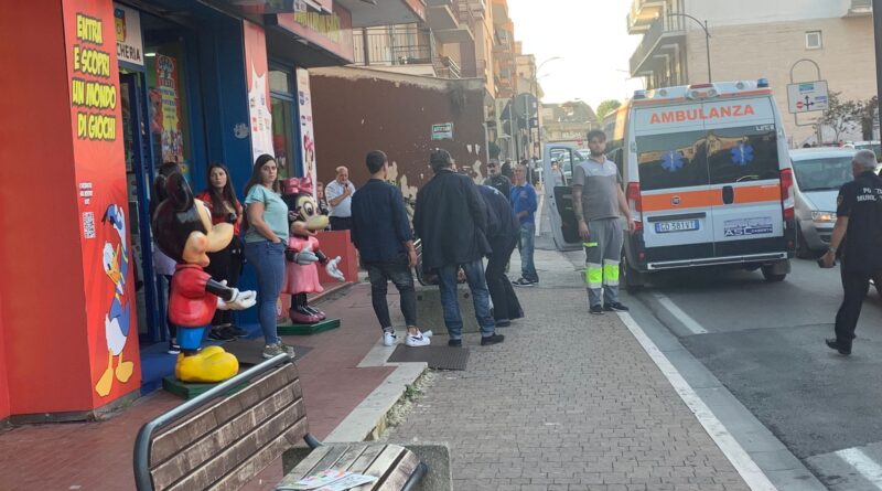 Uomo si accascia in strada. Forti ritardi nei soccorsi.