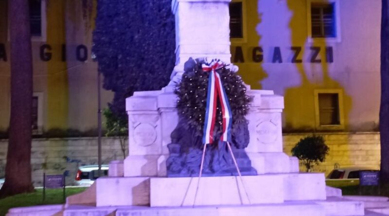 Il monumento ai caduti si illumina di viola per un’ importante giornata