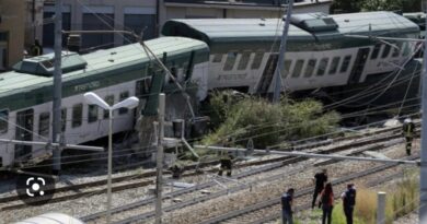 Treno deraglia per l’impatto con una frana