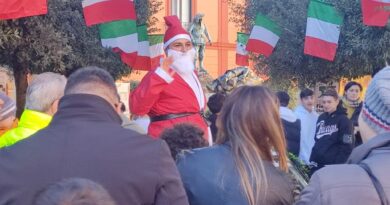 L’APS “Riforma del pensiero” fa arrivare BABBO NATALE in 500 e fa felici grandi e piccini