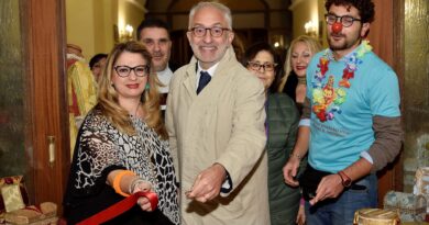 ( TUTTE LE FOTO) Grande successo all’ inaugurazione dell’ evento ” L’Arte x la Solidarietà”