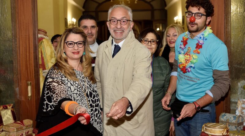 ( TUTTE LE FOTO) Grande successo all’ inaugurazione dell’ evento ” L’Arte x la Solidarietà”