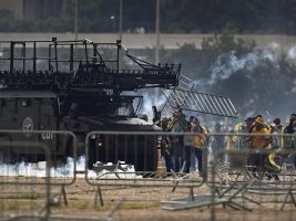 Brasile, assalto alle istituzioni. Mons. Oliveira de Azevedo (vescovi): “Atti anticostituzionali che offendono la democrazia, la Chiesa educhi alla cittadinanza”