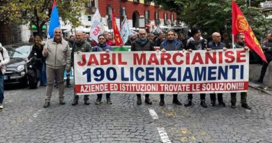 I lavoratori della Jabil continuano la lotta per il posto di lavoro. Il 2022 lo hanno concluso con il Vescovo