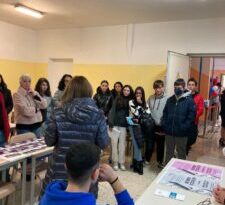 La “Open Day” di eri all’Istituto “Leonardo da Vinci” di Santa Maria Capua Vetere è stata una “full immersion” nel giornalismo – Il laboratorio illustrato dalle Prof.sse  Settembrino e Ventriglia- Momenti di “gloria” anche per lo spagnolo, il francese, la chimica e l’informatica. Il plauso della Dirigente Prof.ssa Carmela Mascolo