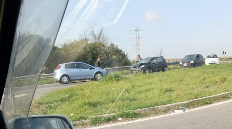 Ultim’ora. Imbocca la variante contromano e si scontra con un’auto