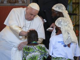 Papa in R.D. Congo: “fate tacere le armi, mettete fine alla guerra!”