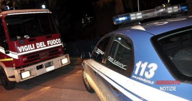 Polizia smantella sistema di telecamere illegali in un’abitazione di un uomo agli arresti domiciliari.