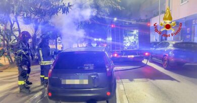 Auto prende fuoco nella notte