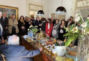 Il principe del Foro ha 100 anni – L’inchino di Caserta a Garofalo –    Ieri le celebrazioni per il compleanno dell’ultimo dei professionisti che hanno reso grande la scuola forense sammaritana.  Colleghi, personalità, familiari e giornalisti hanno reso omaggio all’avvocato