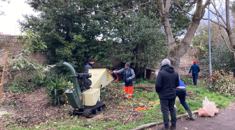 In Villetta Giaquinto e’ giorno di potatura , biotriturazione e compostaggio. ( FOTO)