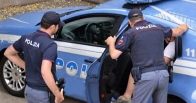 Minaccia un automobilista al semaforo ed aggredisce i poliziotti. Arrestato.