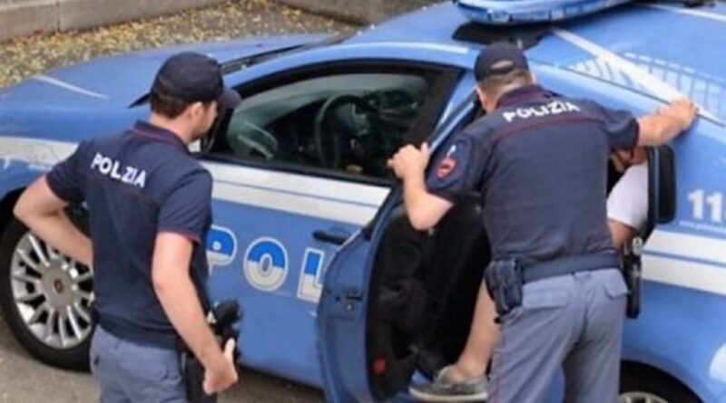 Minaccia un automobilista al semaforo ed aggredisce i poliziotti. Arrestato.