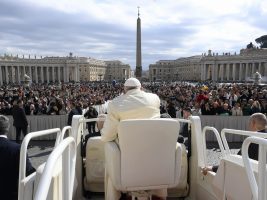 Papa Francesco:  “vicino ai preti in crisi, la doppiezza clericale è pericolosa”