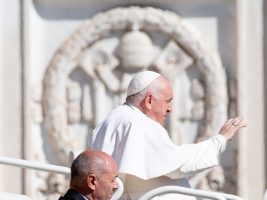 Pope at audience: “Never kill in the name of God”