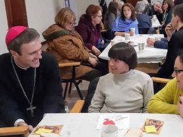 Preghiera per le mamme dei soldati caduti. Mons. Yazlovetskiy (Kiev): “Le nostre donne sono coraggiose, ma piangono”