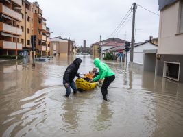 A Cesena si ricomincia dopo le alluvioni: la Chiesa è accanto agli sfollati, i volontari in strada