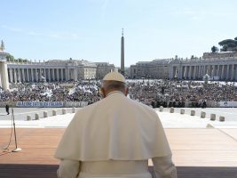 Papa all’udienza: “L’Europa intera è in crisi”