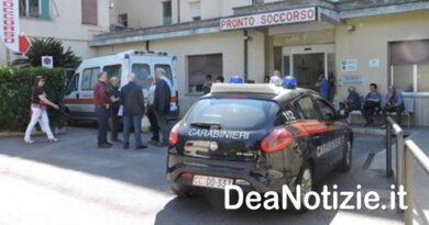 Investe anziana, poi la carica in auto e inscena il salvataggio