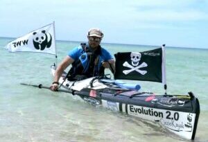 “Non sporchiamo il mare!” – Francesco Tocco in arte “Ciccio Kayak” approda in Campania con la sua campagna di sensibilizzazione. 