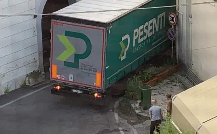 Enorme disagio in via Ponte per la viabilità mal predisposta causa chiusura tunnel della Reggia