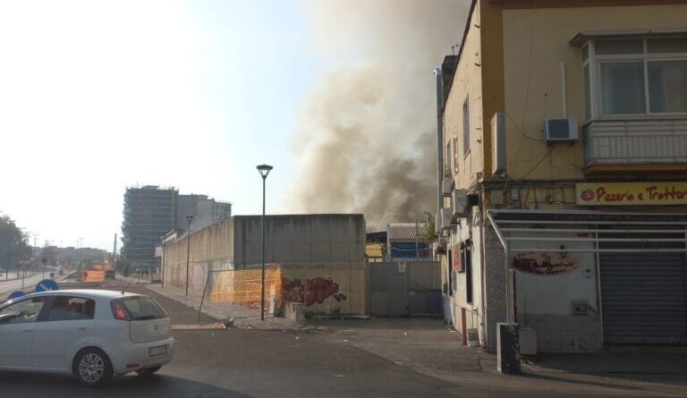 Incendio Periferia Est di Napoli: monitoraggio inquinanti in corso