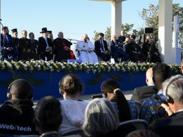 Papa a Marsiglia: “Siamo di fronte a un bivio di civiltà, scegliere tra fraternità e indifferenza”