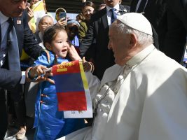 Papa in Mongolia: un Paese che può svolgere “un ruolo importante per la pace”. Le tradizioni religiose “al servizio della società”