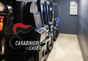 FRIGNANO E VILLA DI BRIANO. CONTROLLI DEI CARABINIERI PRESSO CENTRI GIOCO E SCOMMESSE SPORTIVE. SEQUESTRATE SLOT MACHINE E SANZIONATE DUE PERSONE.