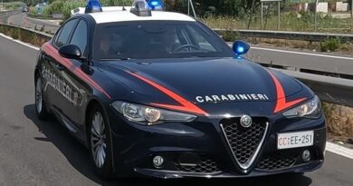 PRIMA PICCHIA LA COMPAGNA E LA SUOCERA POI TAMPONA LA LORO MACCHINA E INFINE SCAPPA.  I CARABINIERI LO RINTRACCIANO E LO ARRESTANO