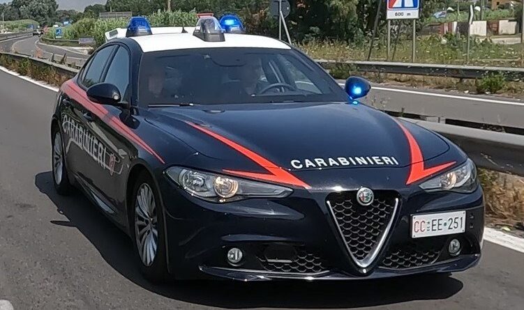 PRIMA PICCHIA LA COMPAGNA E LA SUOCERA POI TAMPONA LA LORO MACCHINA E INFINE SCAPPA.  I CARABINIERI LO RINTRACCIANO E LO ARRESTANO