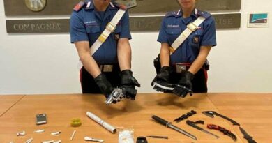 TROVATI in POSSESSO DI DROGA E ARMI. ARRESTATI DAI CARABINIERI